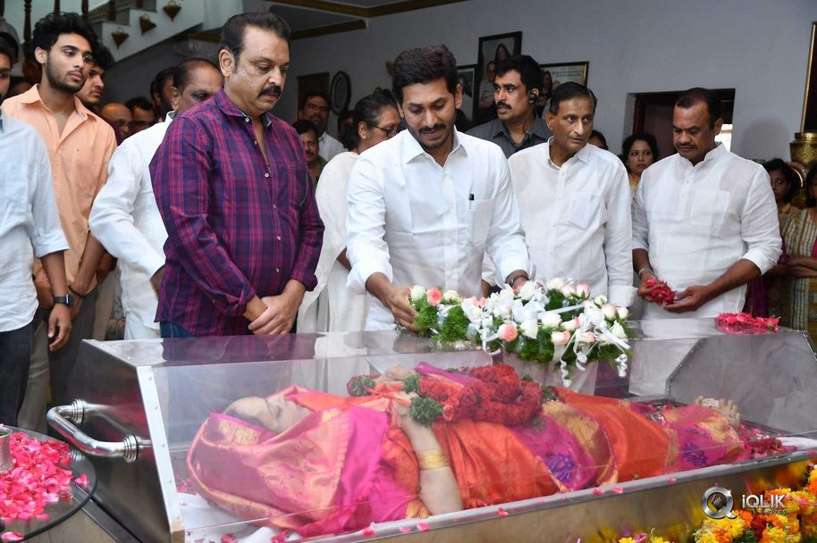 Celebrities-Pay-Homage-to-Vijaya-Nirmala-Garu